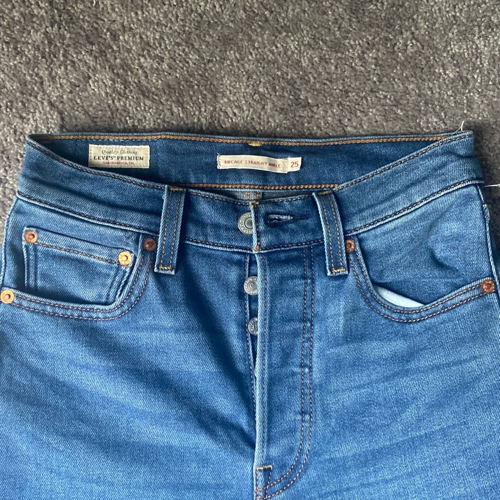 Levi’s Premium Ribcage Straight Ankle Jeans